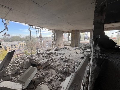 "Бігли роздягнені на парковку" — мешканка багатоповерхівки у Дніпрі, куди влучив дрон РФ
