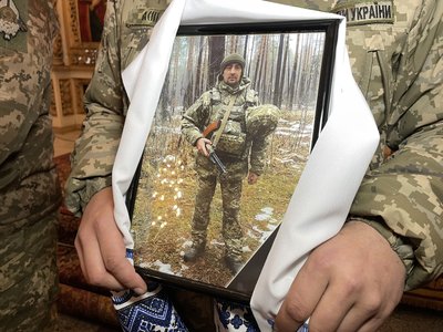 У Полтаві прощаються із двома військовими, які загинули на війні з РФ У Полтаві прощаються із двома військовими, які загинули на війні з РФ