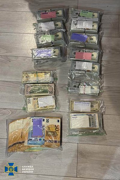 Гроші, які виявили під час обшуку Гроші, які виявили під час обшуку