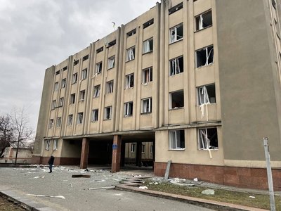 У Малині реконструюють постраждале від удару російської авіації приміщення міської ради та облаштують там ЦНАП У Малині реконструюють постраждале від удару російської авіації приміщення міської ради та облаштують там ЦНАП