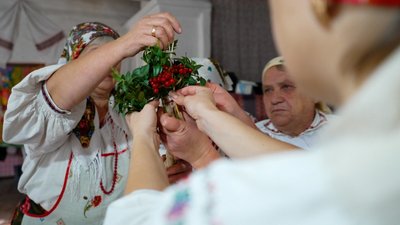 Обряд сукання весільної свічки зберігають жительки села на Житомирщині Обряд сукання весільної свічки зберігають жительки села на Житомирщині