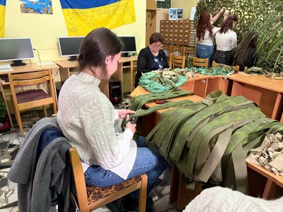 "Можливо, це збереже комусь життя": у науковій бібліотеці МДУ в’яжуть маскувальні сітки "Можливо, це збереже комусь життя": у науковій бібліотеці МДУ в’яжуть маскувальні сітки