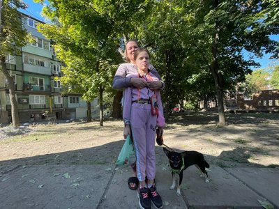 Прибирають уламки та закривають вибиті вікна. Що відбувається на місці ракетного удару по Дніпру Прибирають уламки та закривають вибиті вікна. Що відбувається на місці ракетного удару по Дніпру