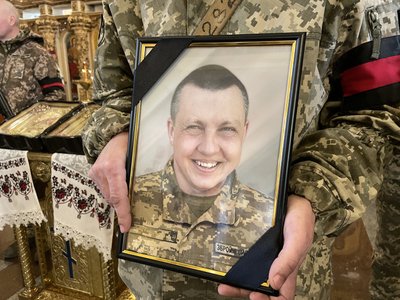 У Полтаві попрощалися із воїнами, які загинули обороняючи Україну У Полтаві попрощалися із воїнами, які загинули обороняючи Україну
