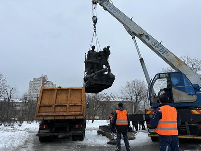 На Дарниці в Києві демонтували пам'ятник радянської доби "Таращанець" На Дарниці в Києві демонтували пам'ятник радянської доби "Таращанець"