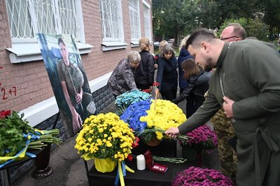 Люди кладуть квіти до портрета загиблого військового Ярослава Доброноса Люди кладуть квіти до портрета загиблого військового Ярослава Доброноса