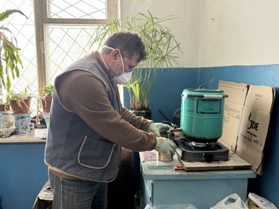 "Мріємо, щоб не було потрібне": родина із Решетилівської громади виготовляє окопні свічки для воїнів "Мріємо, щоб не було потрібне": родина із Решетилівської громади виготовляє окопні свічки для воїнів