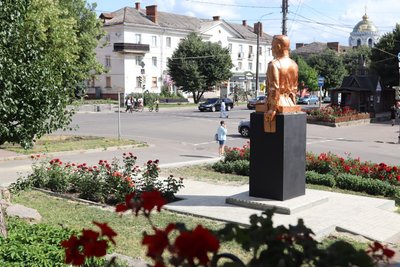 Перефарбували у "бронзу": в Охтирці розкритикували різнобарвний пам’ятник Олексію Бересту Перефарбували у "бронзу": в Охтирці розкритикували різнобарвний пам’ятник Олексію Бересту
