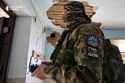 Пілот GORа з 34 ОБрБО із позивним "Сімба" налаштовує техніку до запуску літака-розвідника на Херсонщині Пілот GORа з 34 ОБрБО із позивним "Сімба" налаштовує техніку до запуску літака-розвідника на Херсонщині