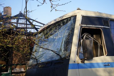 "Їх витягували через вікно": фоторепортаж з місця атаки безпілотників на приватні будинки у Черкаси
