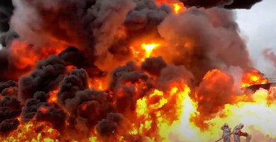 Рятувальники Хмельниччини гасять полумʼя внаслідок російської атаки Рятувальники Хмельниччини гасять полумʼя внаслідок російської атаки