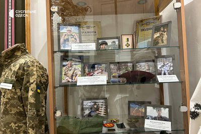 Показують, якою ціною українці виборюють свободу: на Одещині зібрали разом речі загиблих військових Показують, якою ціною українці виборюють свободу: на Одещині зібрали разом речі загиблих військових