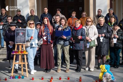В Одесі вшанували пам’ять загиблих під час бомбардування Драмтеатру в Маріуполі В Одесі вшанували пам’ять загиблих під час бомбардування Драмтеатру в Маріуполі