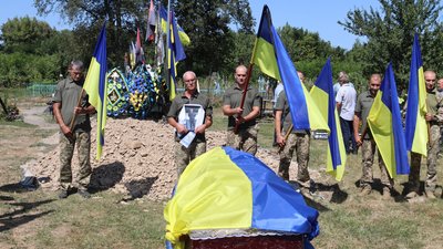 На Чернігівщині попрощалися з трьома захисниками України: Євгеном Сутулою, Ігорем Розсудовським та Миколою Примаком На Чернігівщині попрощалися з трьома захисниками України: Євгеном Сутулою, Ігорем Розсудовським та Миколою Примаком
