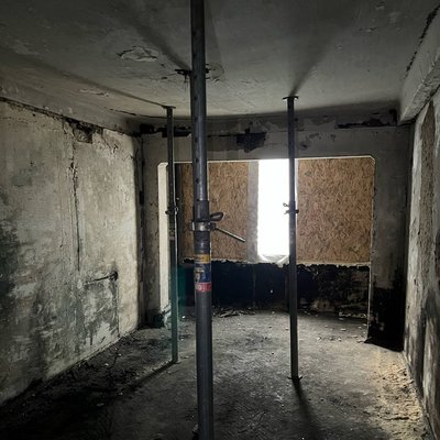 Опорні конструкції будинку на одному з поверхів підсилили металевими палями на час ремонту Опорні конструкції будинку на одному з поверхів підсилили металевими палями на час ремонту
