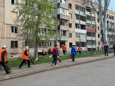 "Вибух, кричу: "Лягай!". Я жива, вона загинула". Що відбувається на місці удару ракетою у Кривому Розі на ранок 5 квітня