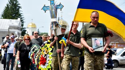 На Чернігівщині поховали двох захисників: Євгена Коваленка та Михайла Висоцького На Чернігівщині поховали двох захисників: Євгена Коваленка та Михайла Висоцького