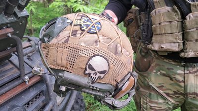 Військовослужбовець 93 окремої механізованої бригади Дмитро "Ратя" показує каску з шевронами Донецька область 9 травня 2025 рік Військовослужбовець 93 окремої механізованої бригади Дмитро "Ратя" показує каску з шевронами Донецька область 9 травня 2025 рік