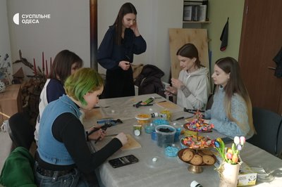 "Хотілося б, щоб люди знали про мистецтво мозаїки": переселенки з Херсону проводять майстер класи в Одесі "Хотілося б, щоб люди знали про мистецтво мозаїки": переселенки з Херсону проводять майстер класи в Одесі
