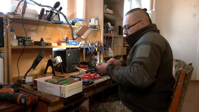 "Подяка надихає": волонтери на Черкащині виготовляють павербанки та зарядні станції для ЗСУ "Подяка надихає": волонтери на Черкащині виготовляють павербанки та зарядні станції для ЗСУ