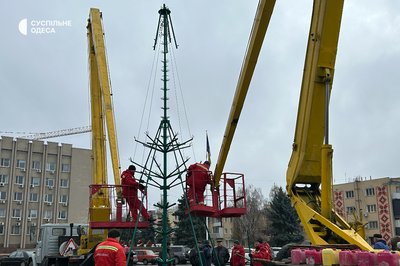 В Ізмаїлі почали монтувати новорічну ялинку: фото В Ізмаїлі почали монтувати новорічну ялинку: фото