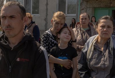 Односельці у Старому Селі на Сумщині прощаються з сімʼєю Мартиненків, які загинули через ракетний удар, 16 квітня 2025 року Односельці у Старому Селі на Сумщині прощаються з сімʼєю Мартиненків, які загинули через ракетний удар, 16 квітня 2025 року