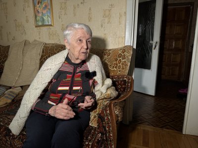 "Це наша зброя, іншої немає". 89-річна сум`янка в’яже шкарпетки для ЗСУ "Це наша зброя, іншої немає". 89-річна сум`янка в’яже шкарпетки для ЗСУ