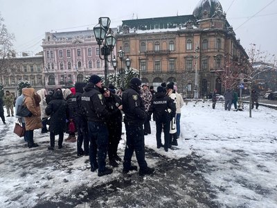 16 днів проти насильства. У Львові відбулася акція "Не ламай калину" 16 днів проти насильства. У Львові відбулася акція "Не ламай калину"