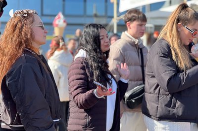 Після нічної тривоги — музика на Ланжероні: в Одесі виступила діджейка "TATARKA" Після нічної тривоги — музика на Ланжероні: в Одесі виступила діджейка "TATARKA"