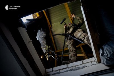 військовий налаштовує антени перед вильотом дронів, Липці, Харківщина, червень 2024 року військовий налаштовує антени перед вильотом дронів, Липці, Харківщина, червень 2024 року