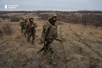 Новобранці 37 бригади морської піхоти йдуть на стрільби під час додаткового курсу підготовки на Донеччині Новобранці 37 бригади морської піхоти йдуть на стрільби під час додаткового курсу підготовки на Донеччині