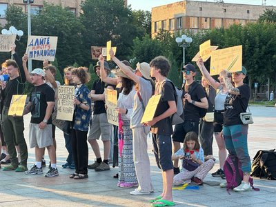 "Виграєте війну — підете на канікули": черкасці вдруге зібралися на мітинг проти звільнення Федорова "Виграєте війну — підете на канікули": черкасці вдруге зібралися на мітинг проти звільнення Федорова