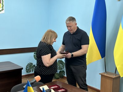 У Кременчуці родинам передали посмертні нагороди семи загиблих військових У Кременчуці родинам передали посмертні нагороди семи загиблих військових