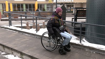 "Такий маленький, а не піддався": як на кріслах колісних перевіряли доступність пандусів в центрі Рівного