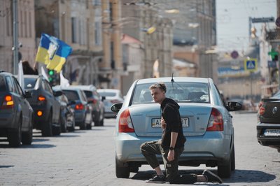 чоловік на колінах на честь автопробігу в пам'ять Ігоря Редуна чоловік на колінах на честь автопробігу в пам'ять Ігоря Редуна