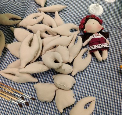 У "Жіночому клубі" в Безруках шиють ляльок У "Жіночому клубі" в Безруках шиють ляльок