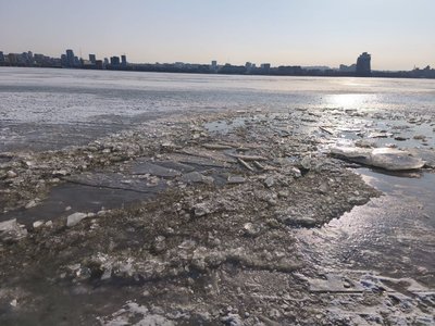 Авто посеред річки: на кригу у Дніпрі виїхав водій Авто посеред річки: на кригу у Дніпрі виїхав водій