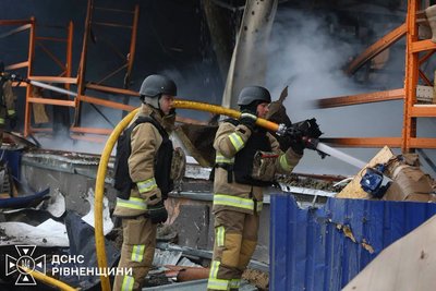 Атака РФ по гіпермаркету на Рівненщині 20 жовтня: рятувальники загасили пожежу Атака РФ по гіпермаркету на Рівненщині 20 жовтня: рятувальники загасили пожежу