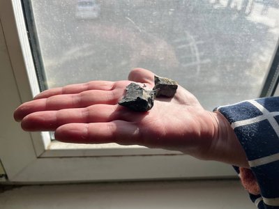 "Уламок пробив стіну, мене відкинуло вибуховою хвилею". Херсонці розповіли про удари РФ по Центральному району "Уламок пробив стіну, мене відкинуло вибуховою хвилею". Херсонці розповіли про удари РФ по Центральному району