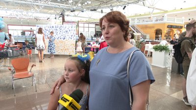 Наймасовіше створення малюнку за допомогою долонь дітей та молоді: у Рівному встановили національний рекорд Наймасовіше створення малюнку за допомогою долонь дітей та молоді: у Рівному встановили національний рекорд