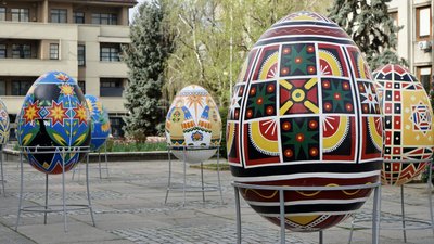 Напередодні Великодня в Ужгороді встановили 12 писанок Напередодні Великодня в Ужгороді встановили 12 писанок