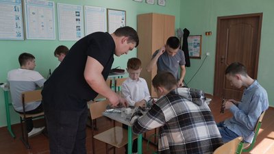 На Вінниччині школярі збирають дрони для фронту: за рік виготовили 30 безпілотників На Вінниччині школярі збирають дрони для фронту: за рік виготовили 30 безпілотників