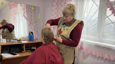 Причепуритися та поспілкуватися: в Умані на Черкащині роблять безоплатні стрижки пенсіонерам Причепуритися та поспілкуватися: в Умані на Черкащині роблять безоплатні стрижки пенсіонерам