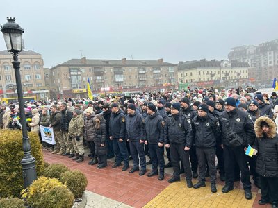 Створили "ланцюг єдності" та випустили в небо 25 голубів: у місті на Черкащині відзначили День Соборності Створили "ланцюг єдності" та випустили в небо 25 голубів: у місті на Черкащині відзначили День Соборності