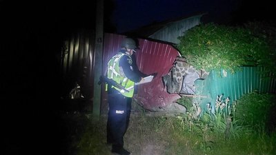 Поліцейський документує наслідки повітряного обстрілу РФ, Київська область, 2 червня 2023 р. Поліцейський документує наслідки повітряного обстрілу РФ, Київська область, 2 червня 2023 р.