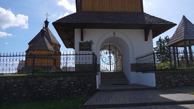 ворота храму, вхід у храм