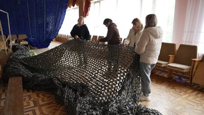 На Вінниччині волонтери плетуть маскувальні сітки для оборонців На Вінниччині волонтери плетуть маскувальні сітки для оборонців
