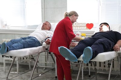 Люди, які долучилися до здачі крові в Чернівецькому обласному центрі служби крові Люди, які долучилися до здачі крові в Чернівецькому обласному центрі служби крові