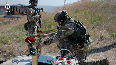 На острові Зміїному відкрили меморіал на честь загиблих спецпризначенців На острові Зміїному відкрили меморіал на честь загиблих спецпризначенців