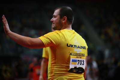 Дмитро під час гри у настільний теніс Дмитро під час гри у настільний теніс